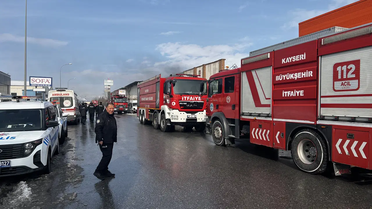 Kayseri’de mobilya fabrikasında yangın!