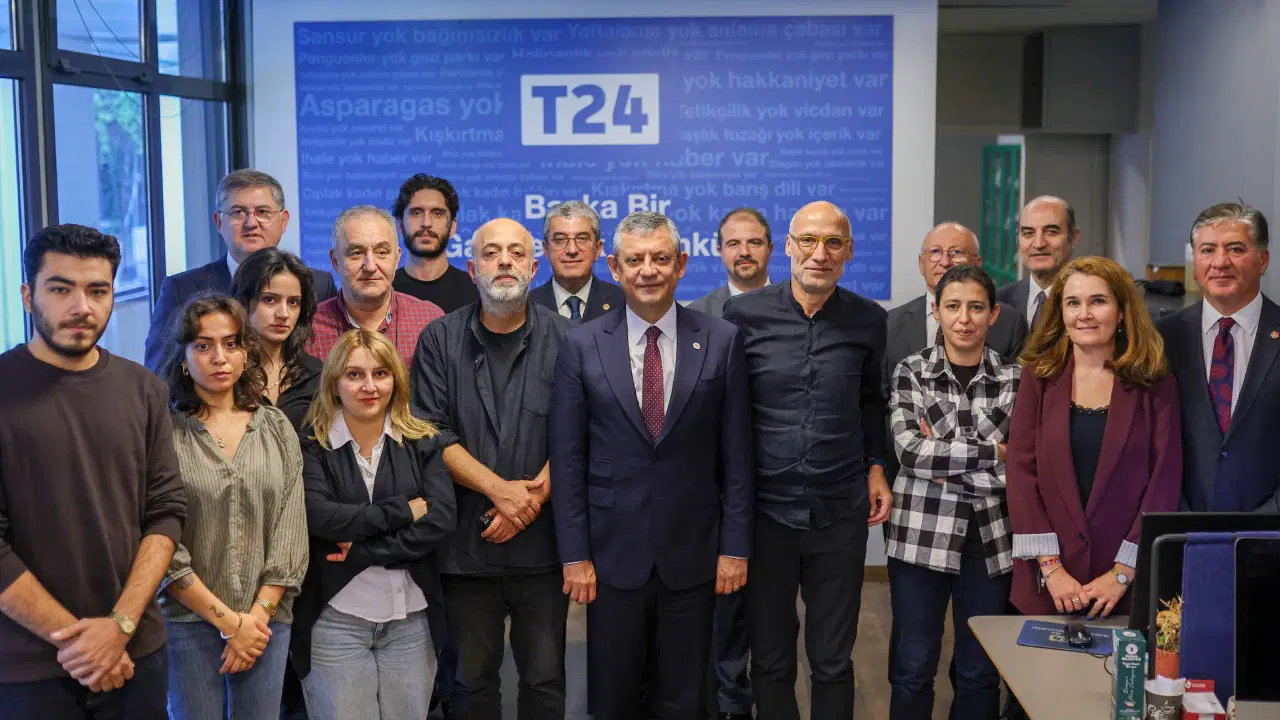 Özgür Özel'den erişim engeli getirilen T24'e dayanışma ziyareti