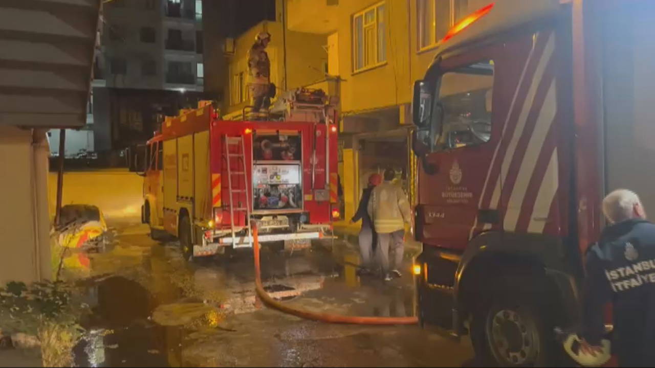 Sultanbeyli'de korkutan yangın: 2 katlı evin çatısı alev alev yandı!