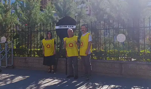 Eğitimcilerden Tekin'e siyah çelenkli tepki: Karşımızda barikat değil çözüm istiyoruz!
