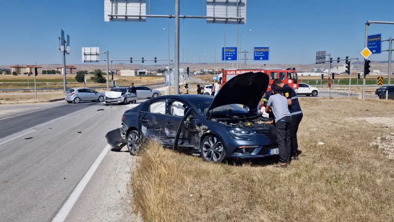 Çorum'da iki otomobil çarpıştı: 5 kişi yaralandı