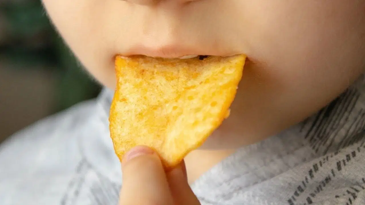 Mutfaktaki sinsi tehlike: Günde bir paket cips demans riskini tetikliyor!