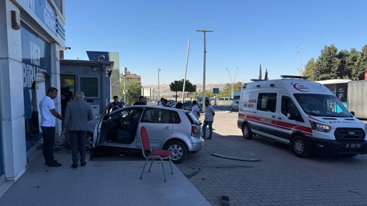 Araçla AKP İl Başkanlığı binasına daldı