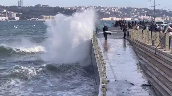 İstanbul'u fırtına vurdu: Dalgalar 10 metreyi buldu, seferler iptal!