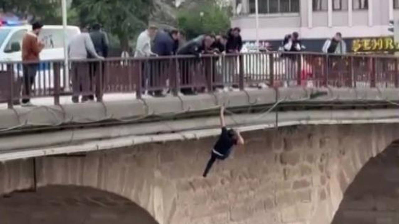 O anlar kamerada: Köprüden nehre atlayan şahıs kurtarıldı