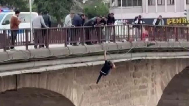O anlar kamerada: Köprüden nehre atlayan şahıs kurtarıldı