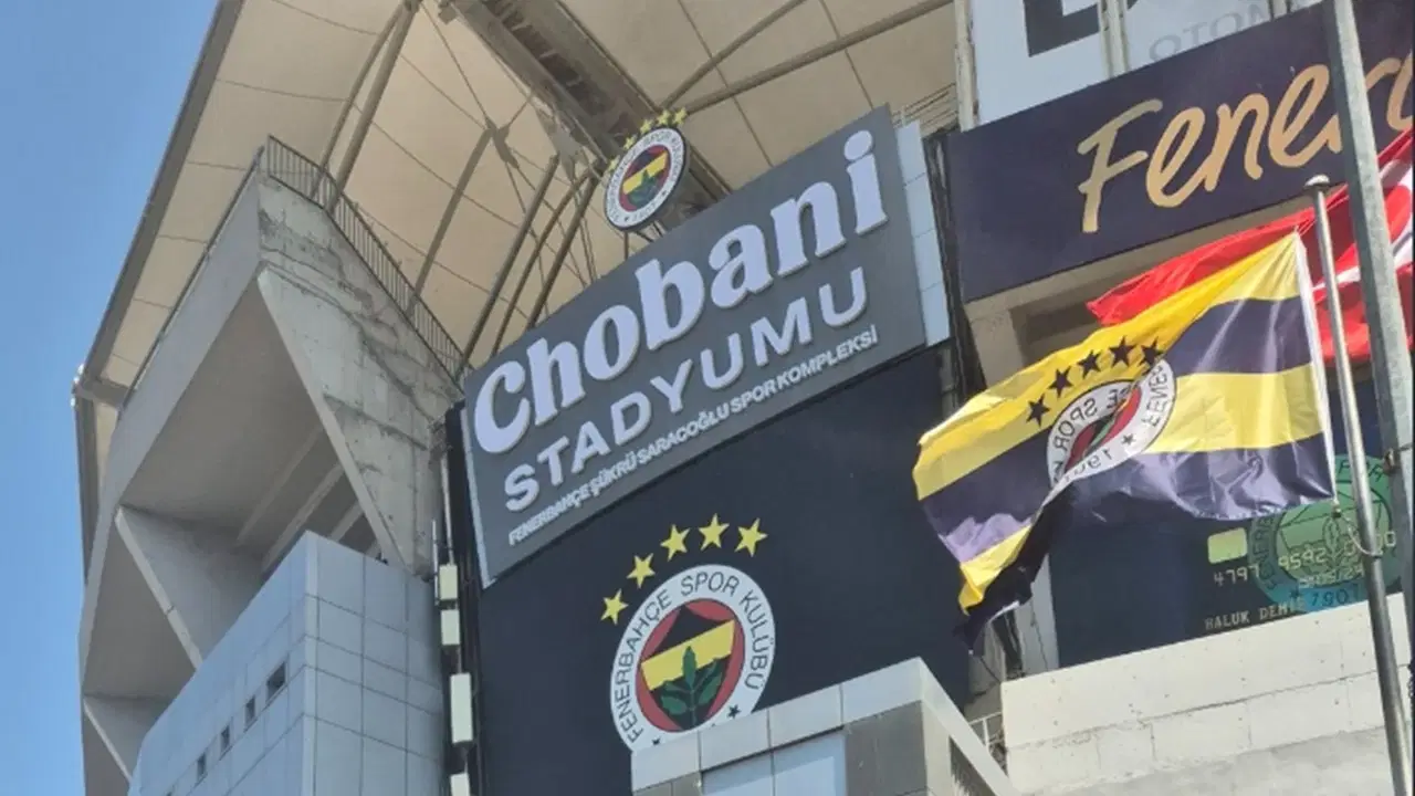 Fenerbahçe'nin yeni sponsorunun tabelaları stada asıldı