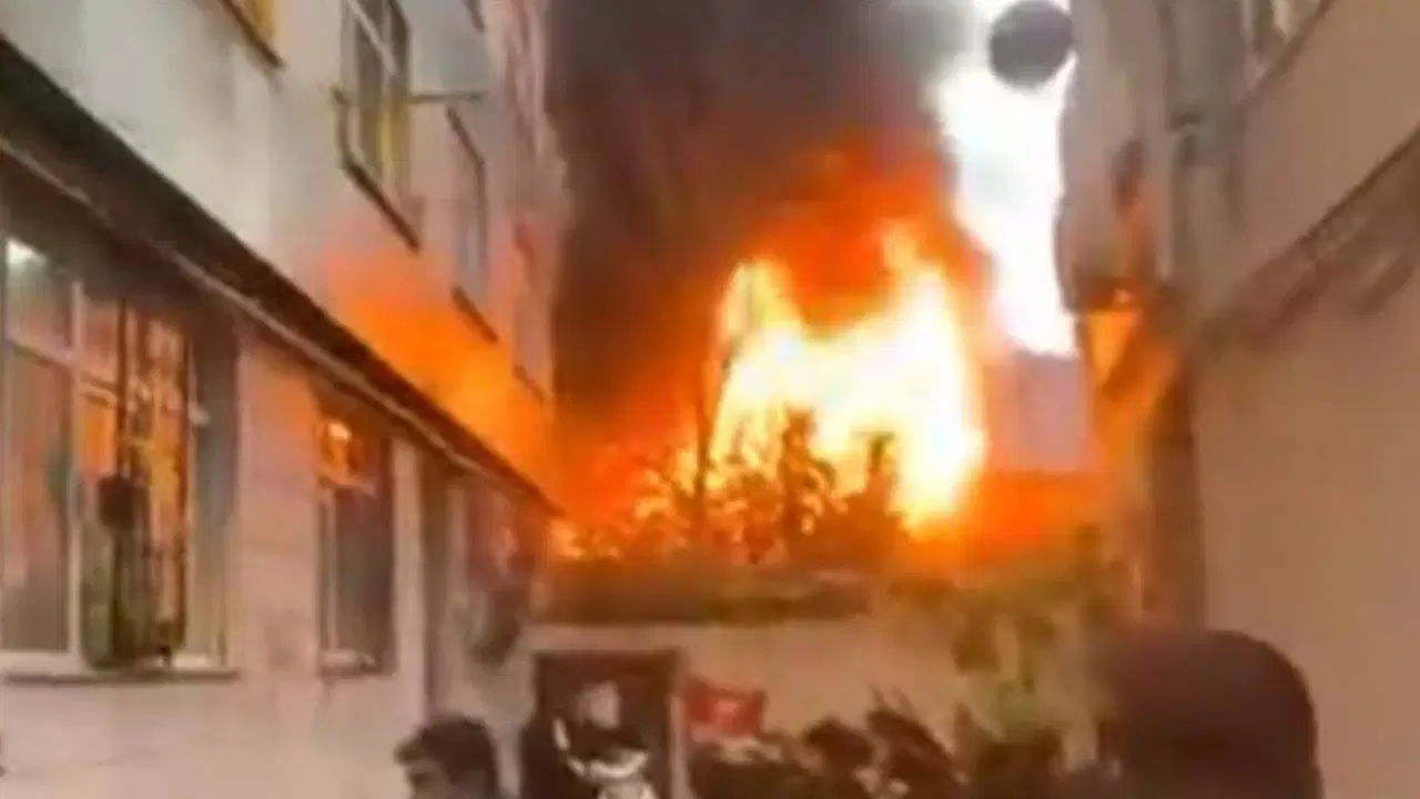 Fatih'te otoparkta çıkan yangın 2 katlı binaya sıçradı