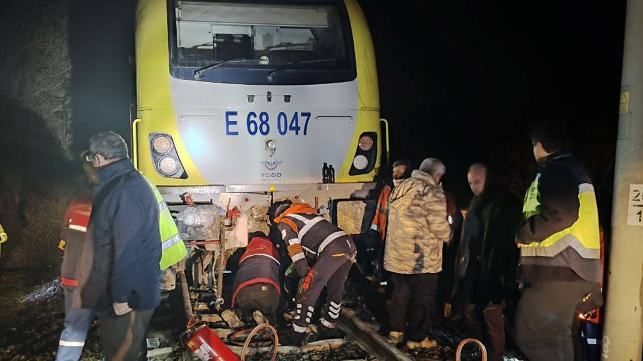 150 yolcu bulunuyordu... Balıkesir'de treninin lokomotifi raydan çıktı