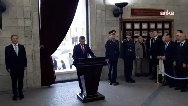 YENİ Parti'nin ilk ziyareti Anıtkabir'e... Özgür Özel, Özel Defter’i imzaladı: 'Kuşatılan mirasınızı koruma görevi bize emanettir'