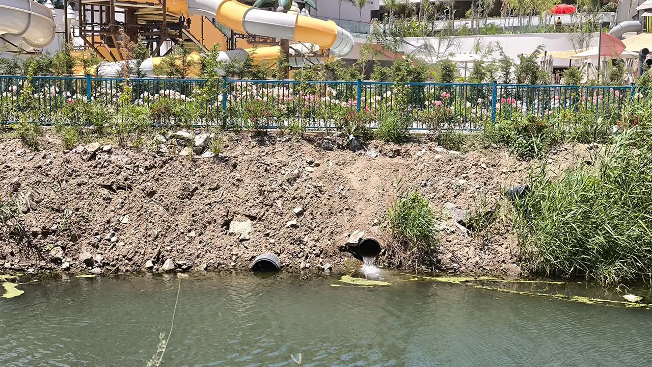 Daha önce kaçak inşa faaliyetlerine ceza verilmişti: Karataş Plajı'ndaki otele bu kez 'çevre' cezası