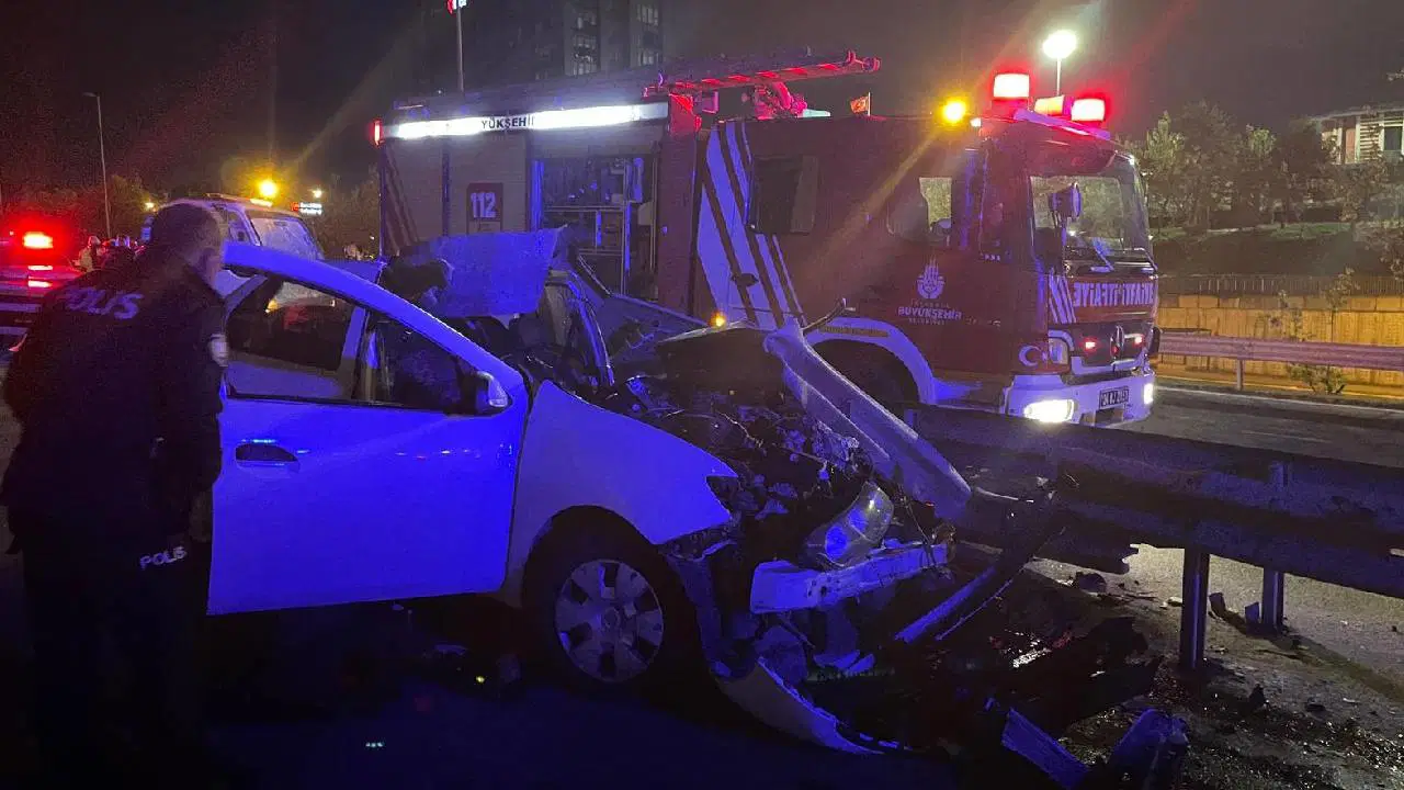 İstanbul'da feci kaza... Otomobil bariyere çarptı: Ölü ve yaralı var!