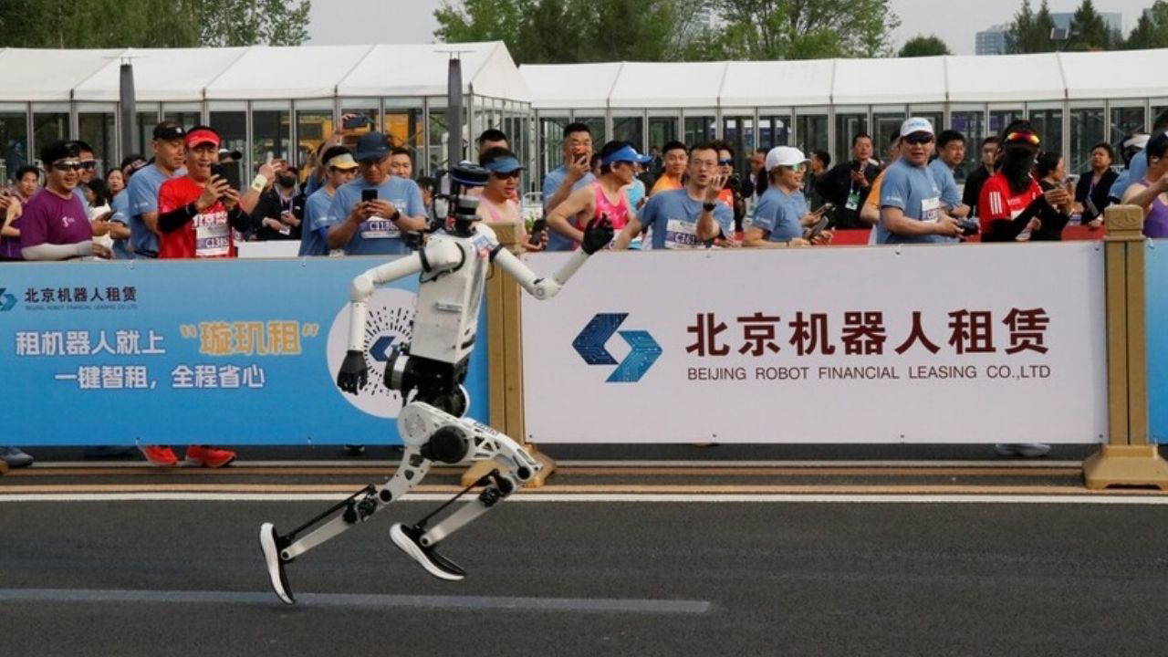 Çin'de insansı robotlar yarı maraton dünya rekorunu kırdı