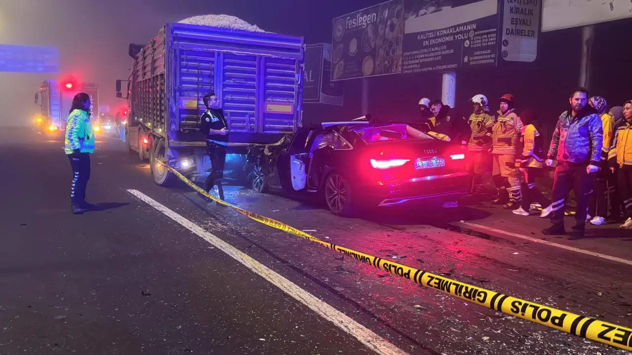 Kırmızı ışıkta feci kaza... 4 kişi hayatını kaybetti!