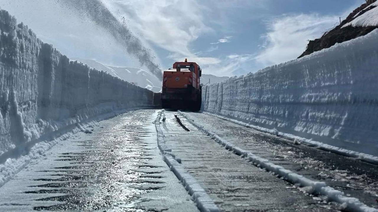 70 gündür kapalıydı: Belde yolunun açılması için çalışmalar başlatıldı