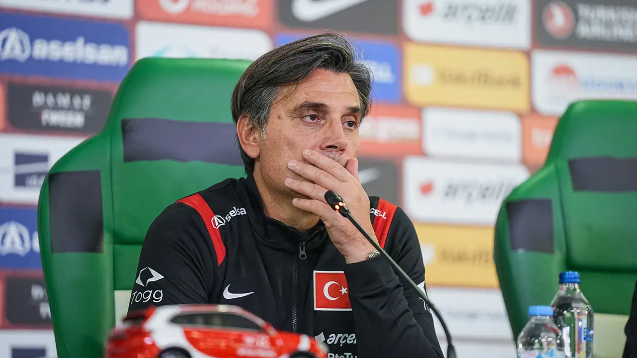 Spor yazarları Türkiye - İtalya maçını değerlendirdi: 'Montella doğru tercihler yapamıyor'