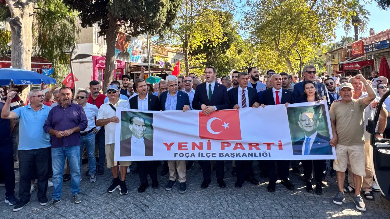 YENİ Parti Foça İlçe Başkanlığı açılışında AKP'ye geçen Foça Belediye Başkanına tepki
