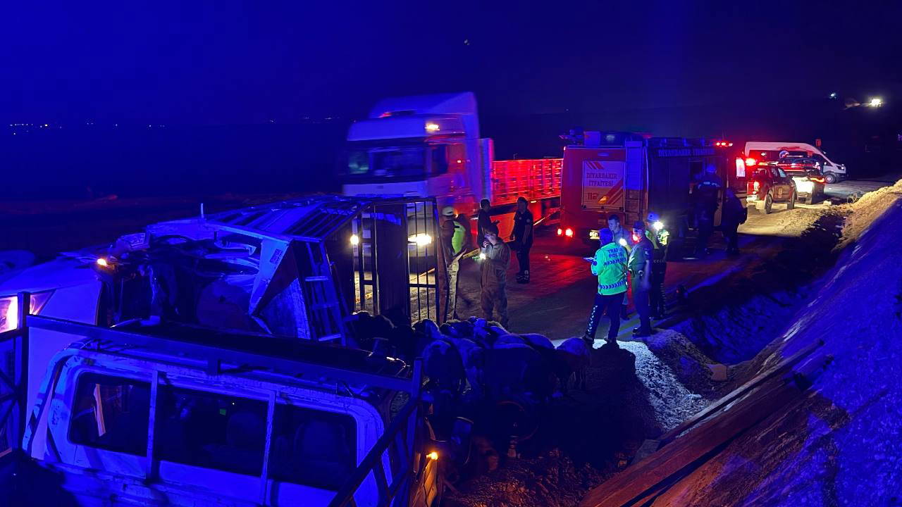 Diyarbakır'da feci kaza... İki kamyonet çarpıştı: Can kayıpları ve yaralı var!