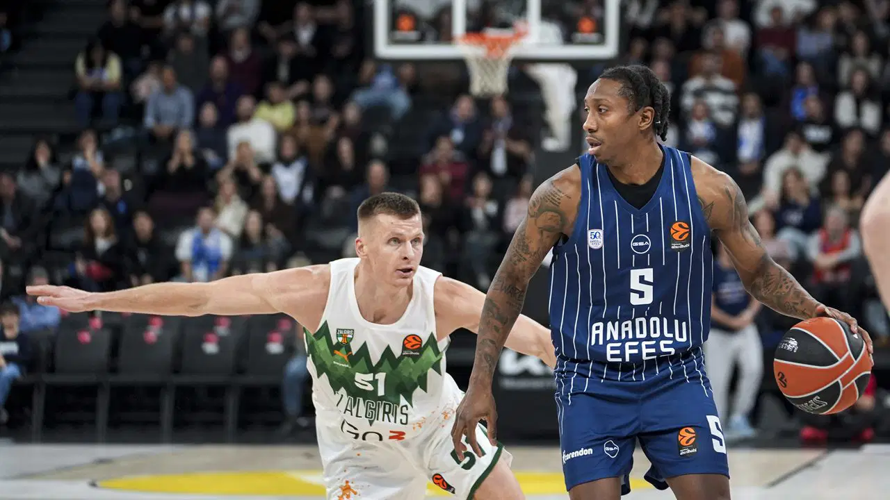 Anadolu Efes sahasında Zalgiris Kaunas'a geçit vermedi!