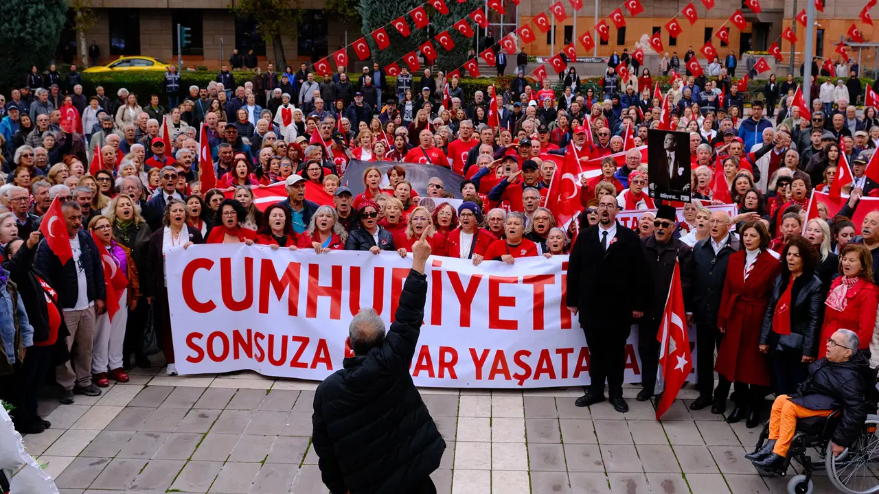 Eskişehir’de Cumhuriyet coşkusu: Binlerce kişi Vilayet Meydanı’na yürüdü
