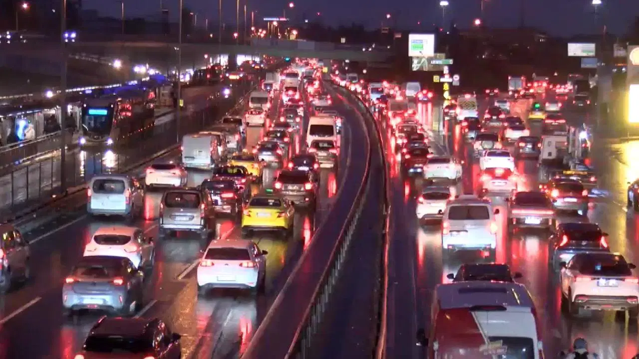 İstanbul'da haftanın ilk iş gününde trafik kilitlendi!