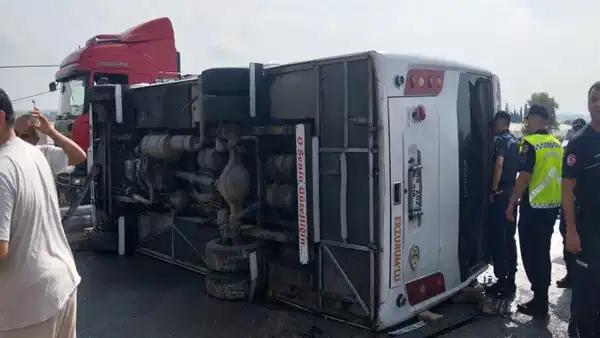 Antalya-Isparta karayolunda yolcu otobüsü devrildi: Yaralılar var