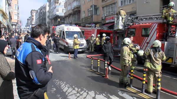 Fatih'te gelinlik mağazasında korkutan yangın!