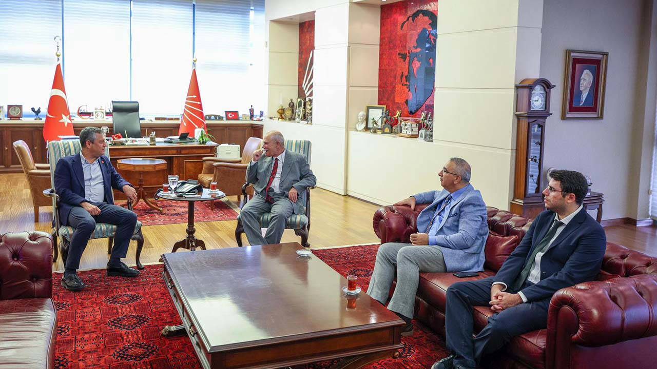 CHP lideri Özel, heyecanlı İtalya-Türkiye finalini Cumhuriyet’le izledi