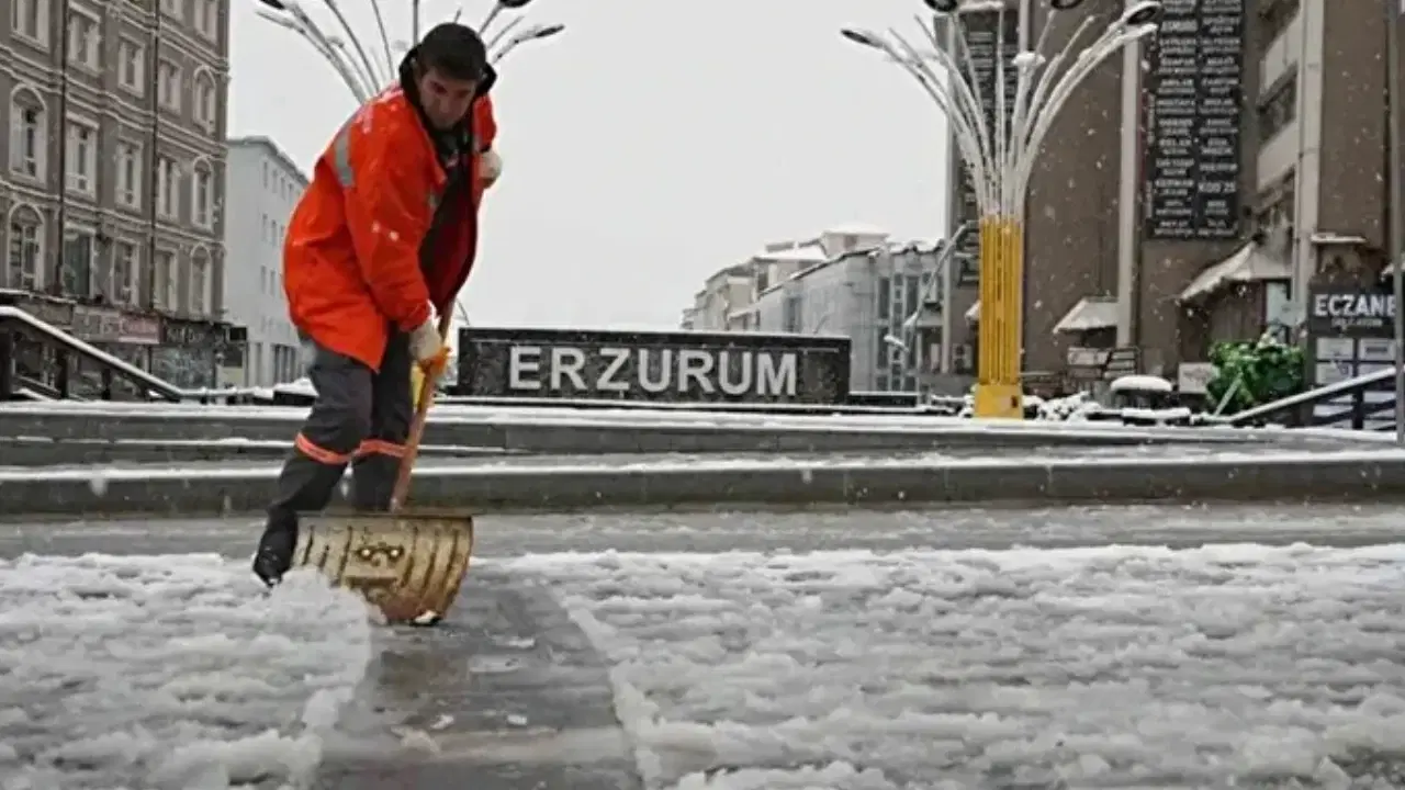 Erzurum şehir merkezi ekim ortasında karla kaplandı