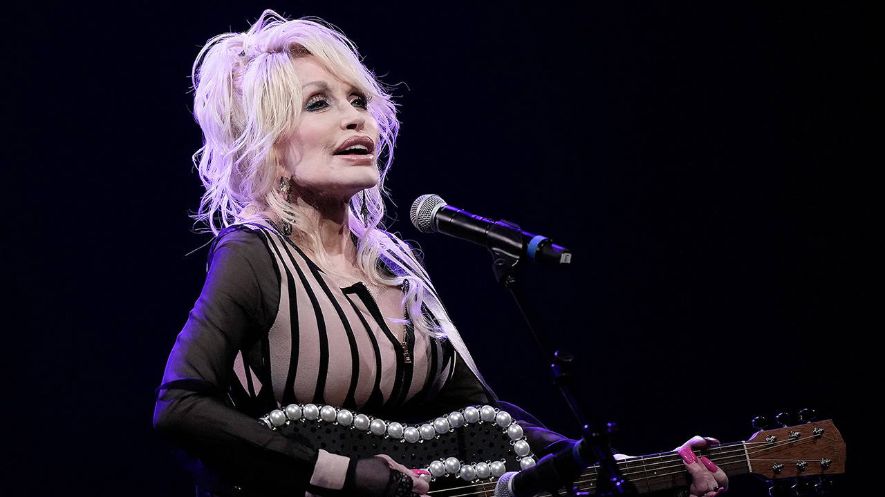 Country müziğin efsanesi Dolly Parton 80 yaşında hayatını kaybetti