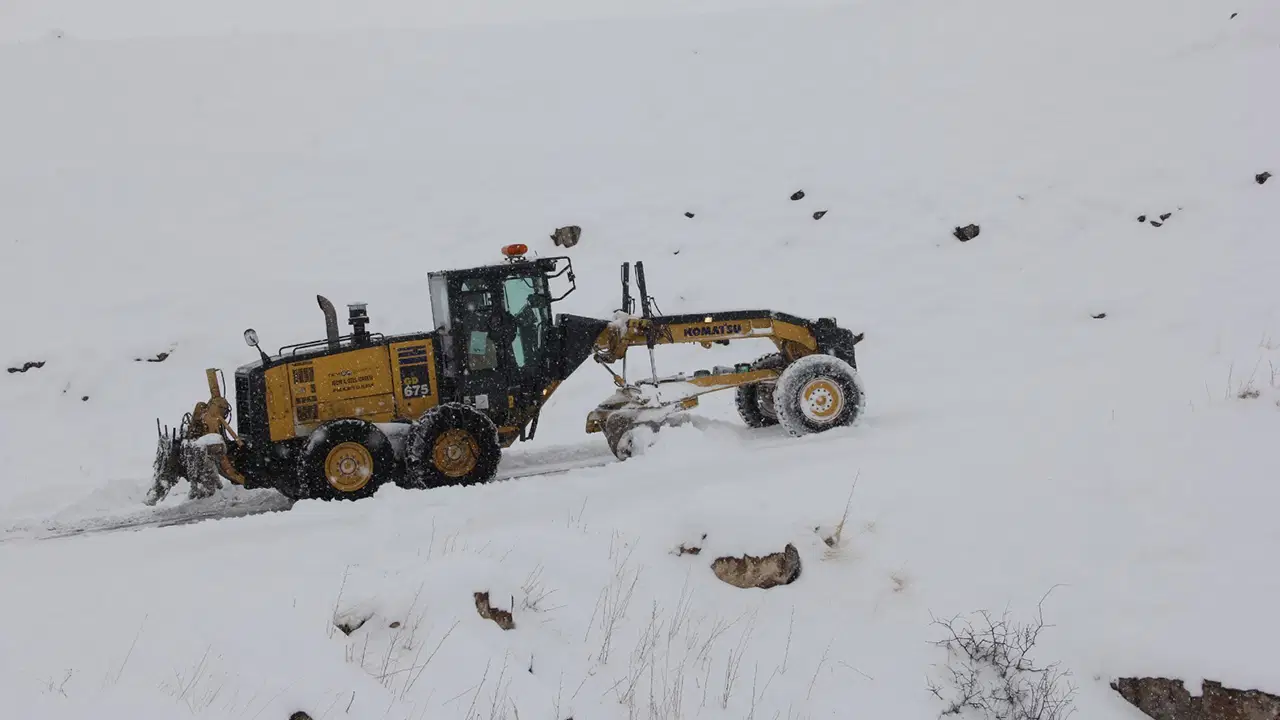 Iğdır'da yoğun kar ve tipi: 33 köy yolu ulaşıma kapalı