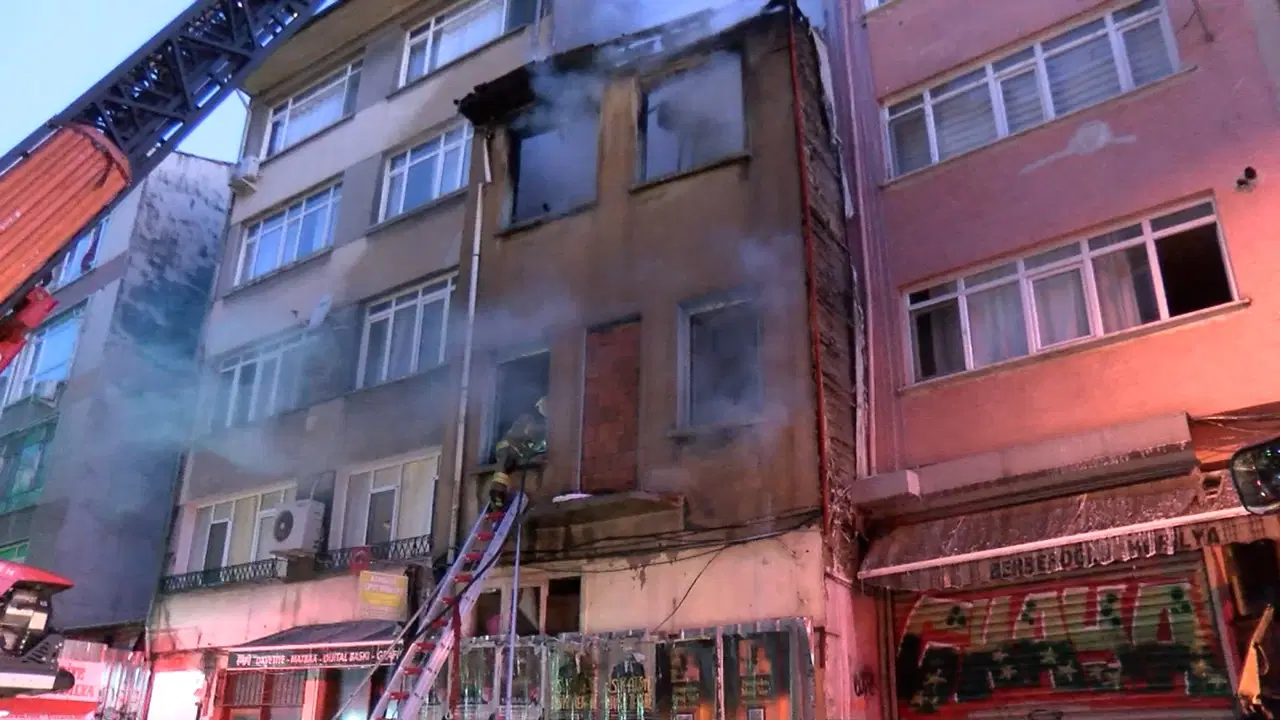 Kadıköy'de yangın paniği... Yanan binadan atlayan bir kişi yaralandı!