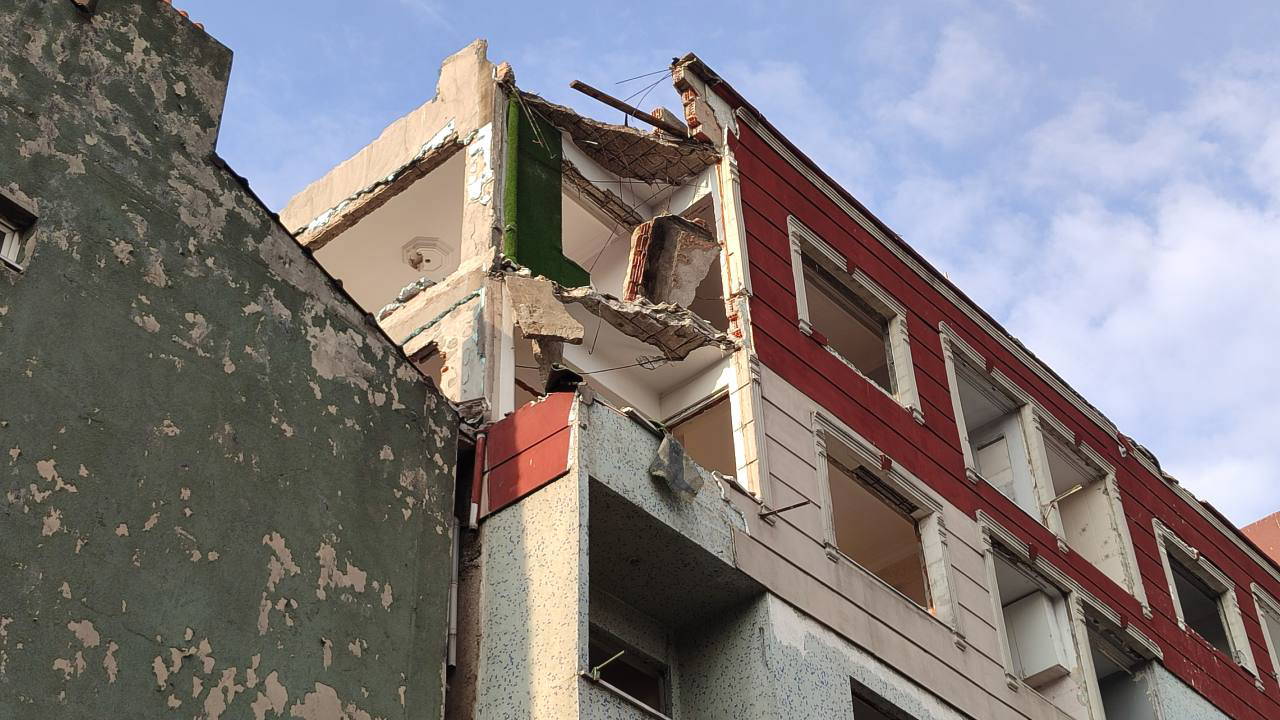 İstanbul'da sıcak dakikalar: 5 katlı binanın iki balkonu çöktü!