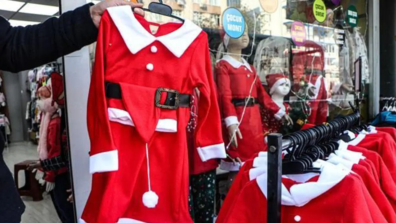 Yılbaşı öncesi kırmızı iç çamaşırı ve pijamaların satışı yüzde 30 arttı: 'Erkeklerin de ilgisi yoğun'