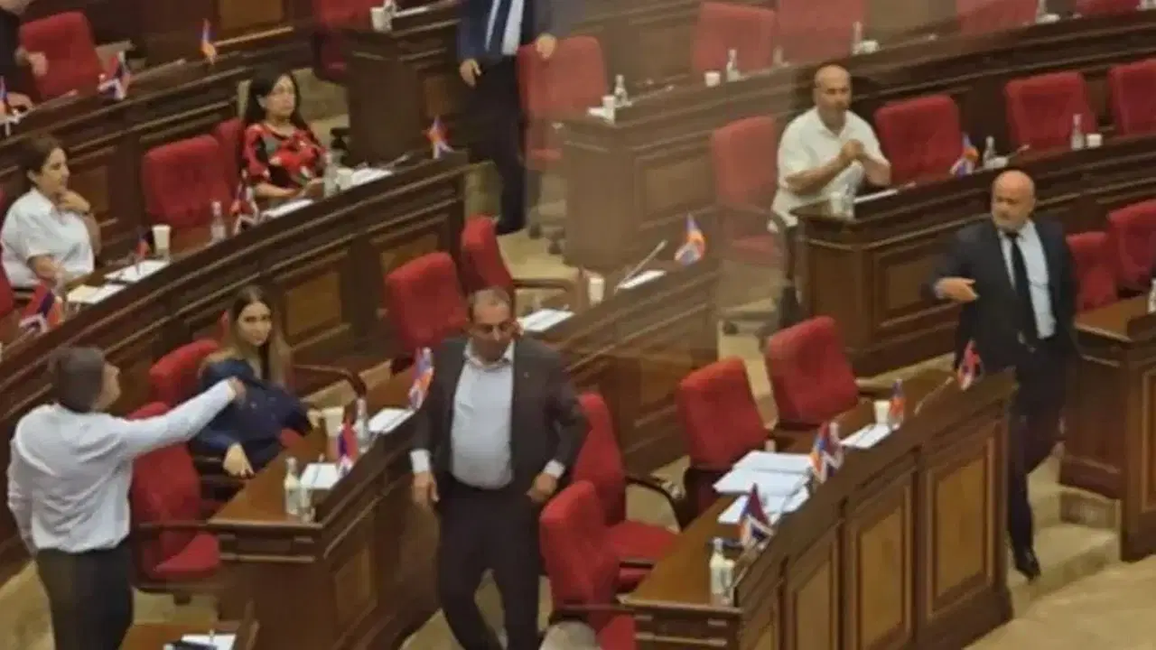 Ermenistan Meclisi’nde tansiyon yükseldi: Su şişesi fırlattı, oturumdan kovuldu