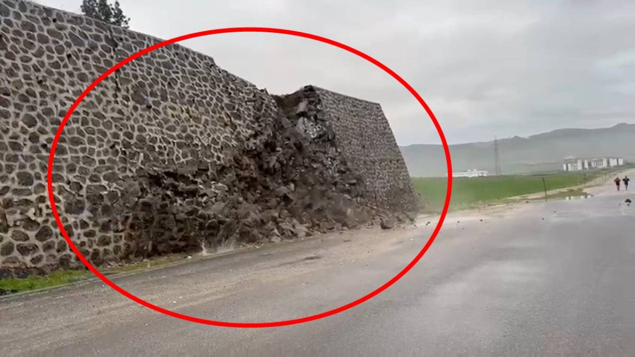 O anlar kamerada... Şırnak'ta istinat duvarı yıkıldı!