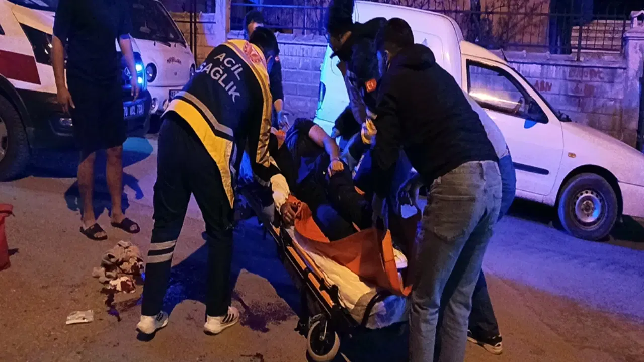 Üniversite öğrencisi, evinin önünde sırtından bıçaklandı