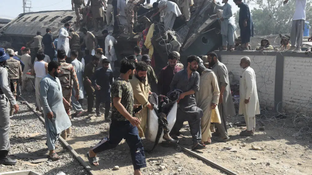 Pakistan’da askeri personeli taşıyan trene saldırı