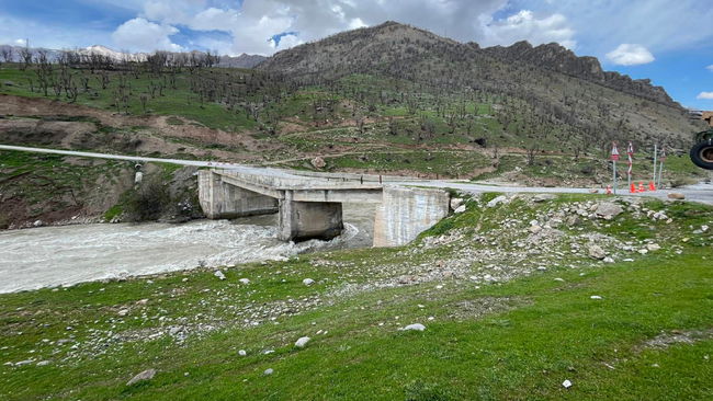 Van Çatak ilçesinde köprü çöktü: 40 haneli mahalle 10 gündür mahsur
