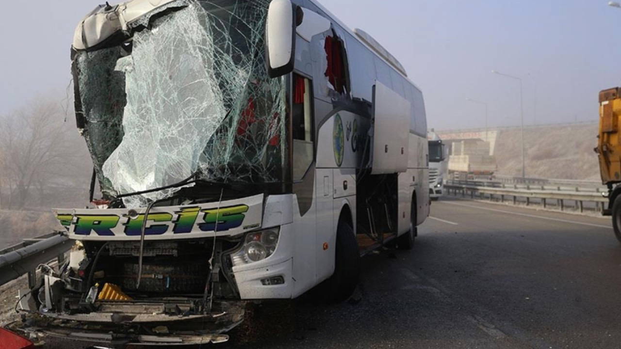 Van'da otomobil ile tırın çarpıştığı kazada 2 kişi öldü, 3 kişi yaralandı