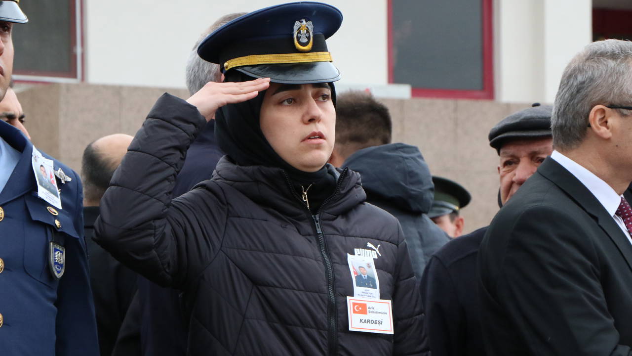 20 kahraman şehide veda: Şehit ağabeyinin cenazesini, asker selamıyla karşıladı...