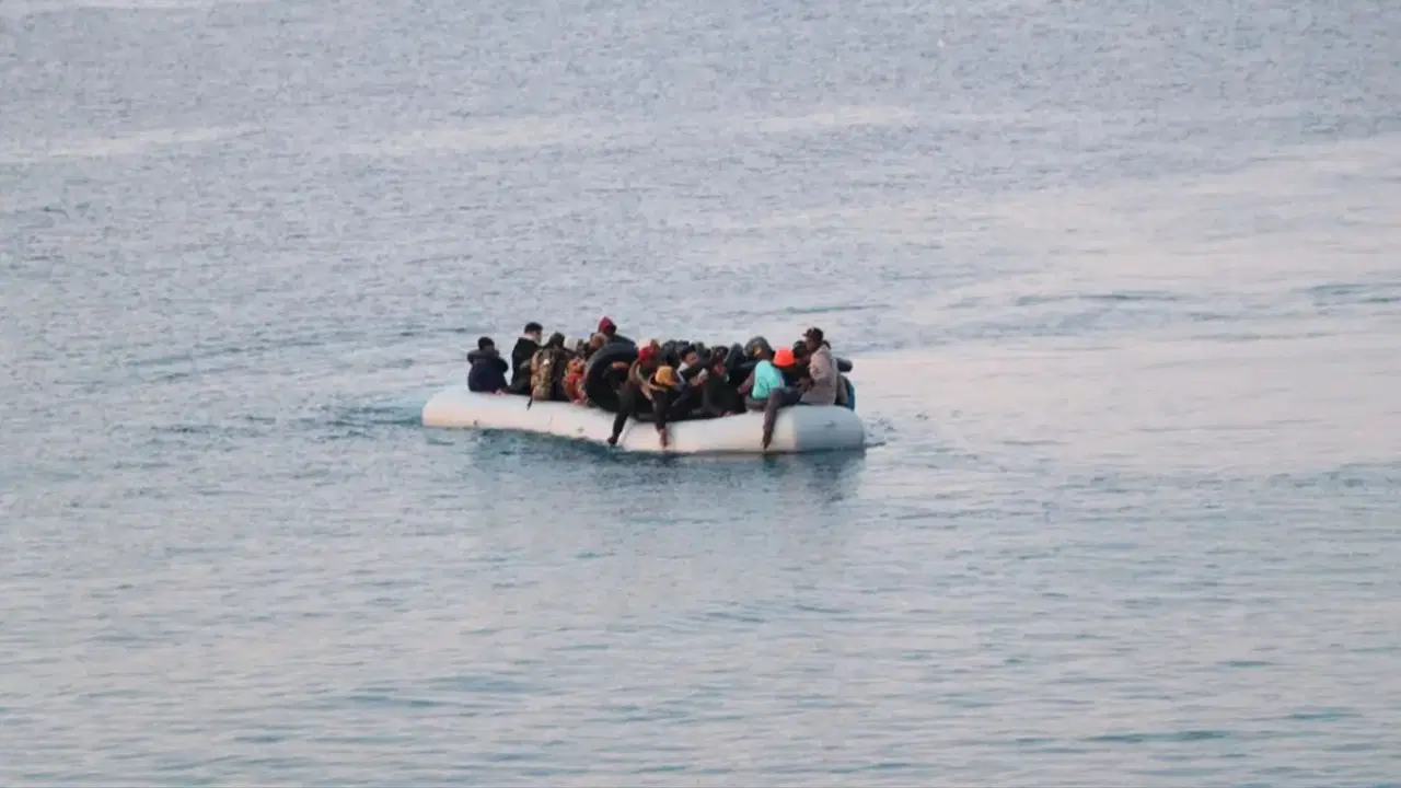 İzmir'de göçmenleri taşıyan bot battı: 3 kişi hayatını kaybetti, 4 kişi ise aranıyor