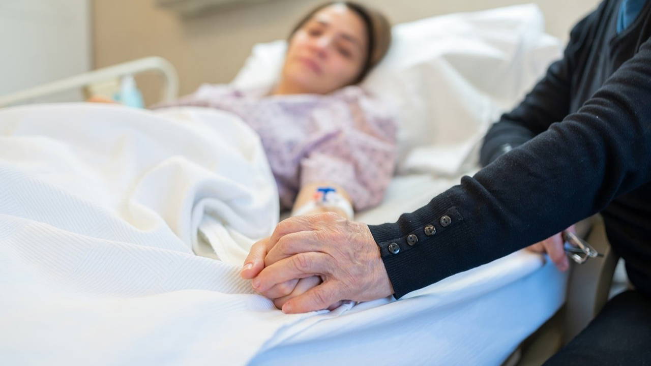 Bu da oldu! Kadın hastaya 'erkek refakatçi' yasağı: 'Babaannesinin yanında kalmasına izin vermediler'