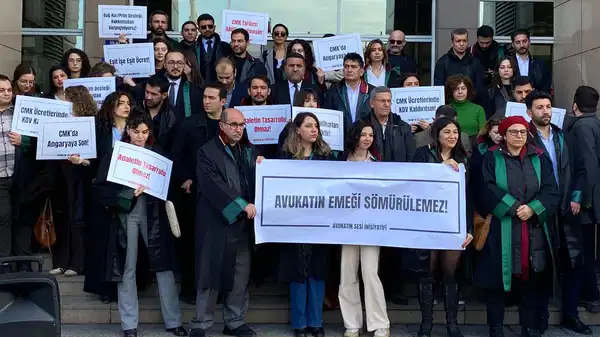 Avukatlardan Çağlayan'da eylem: 'CMK ücretleri AAÜT'e eşitlensin'