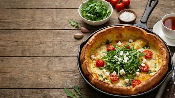 Kahvaltı sofrasında devrim: Tavada kabaran dev Savory Dutch Baby tarifi...