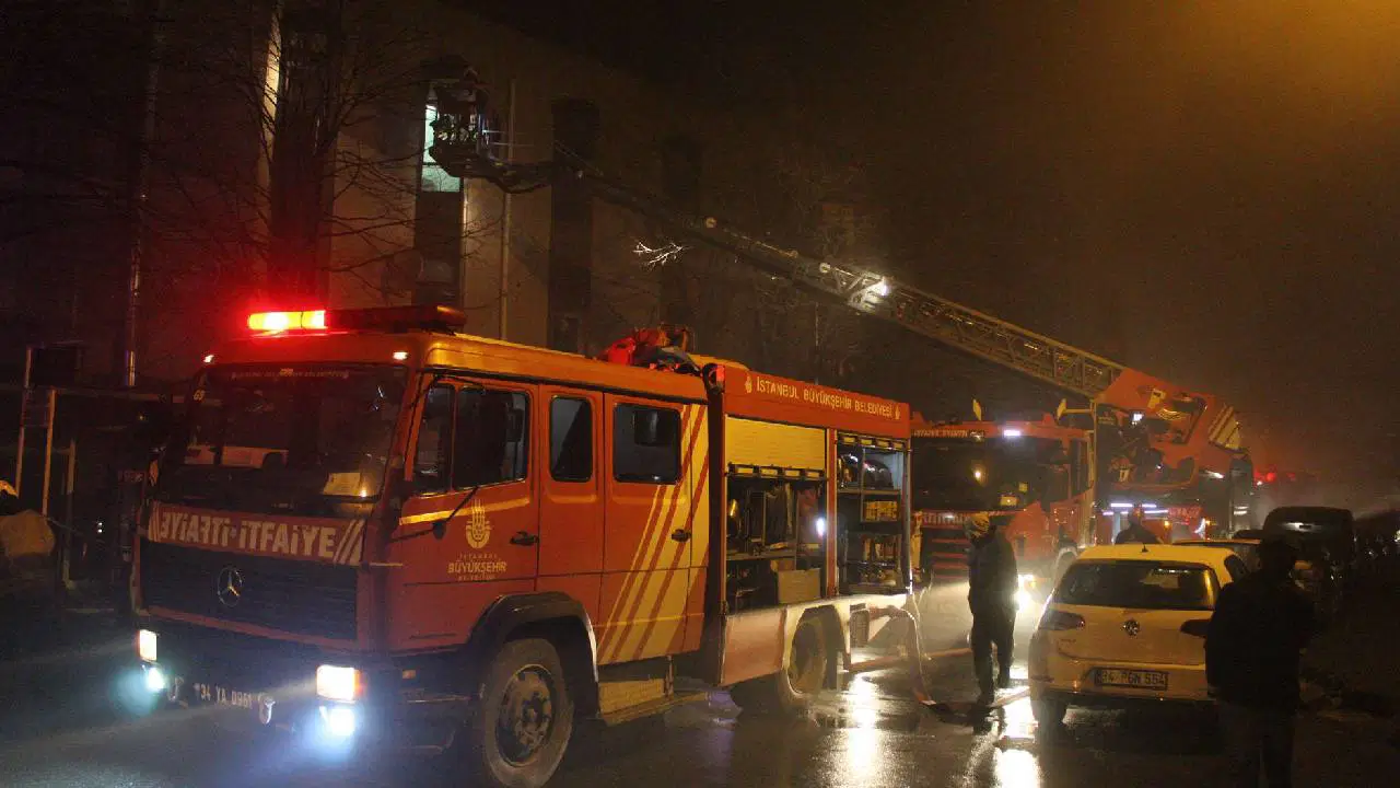 Kağıthane'de marangoz atölyesinde korkutan yangın: Çok sayıda kişi mahsur kaldı!