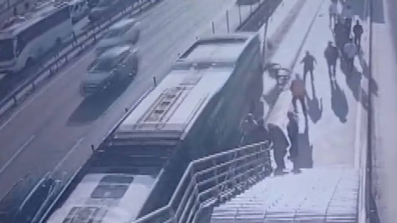 Cevizlibağ'da metrobüsün çarptığı engelli yolcu yaşamını yitirdi!