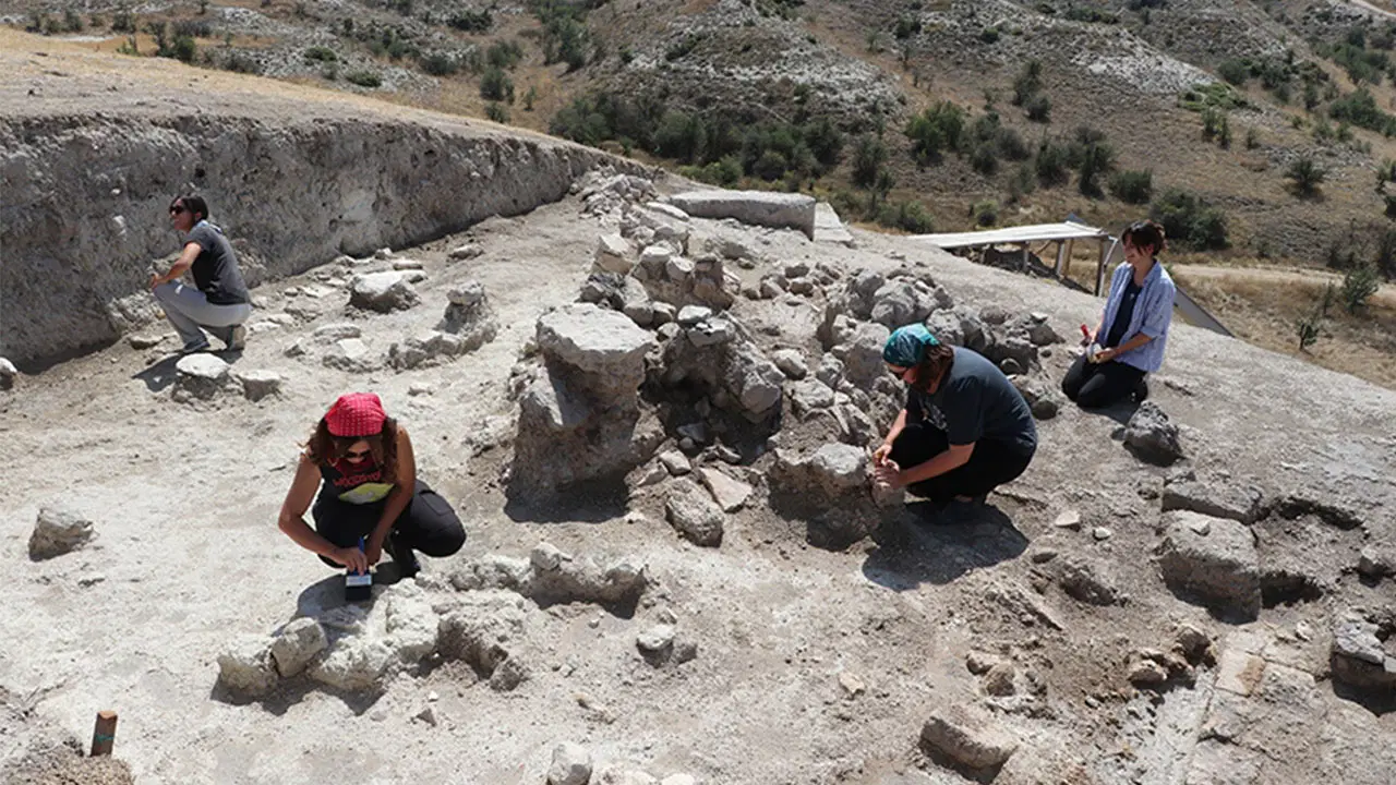 Arkeolojik kazılarda 4500 yıllık yanmış ev kalıntısı bulundu