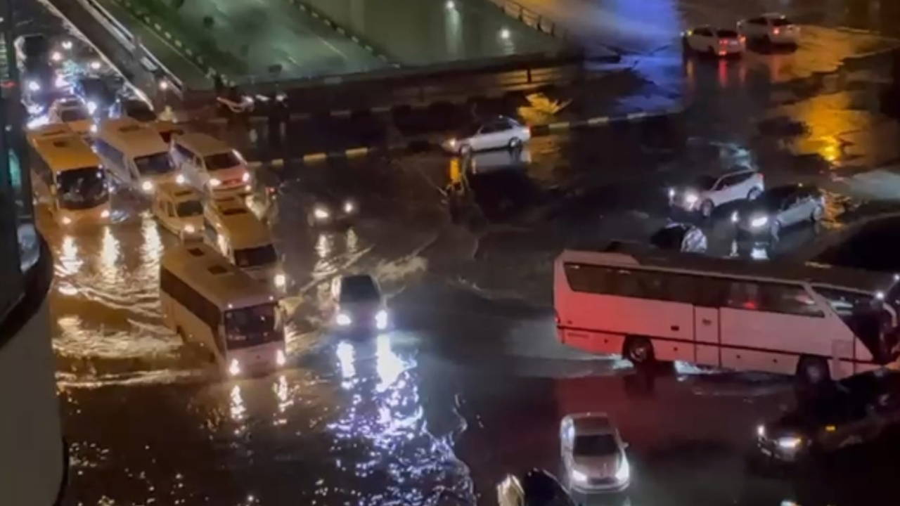 Hatay'da sağanak: Cadde ve sokaklar göle döndü