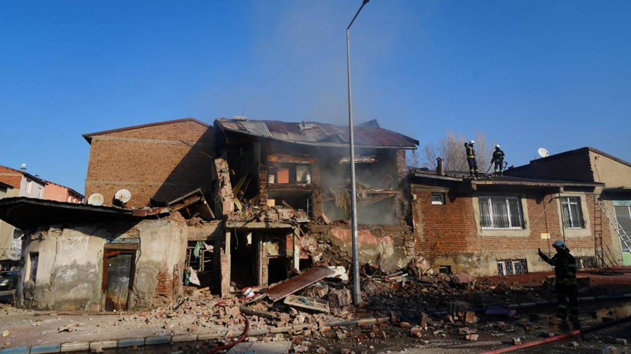 Erzurum’da doğalgaz patlaması: 2 ev çöktü, 1 yaralı